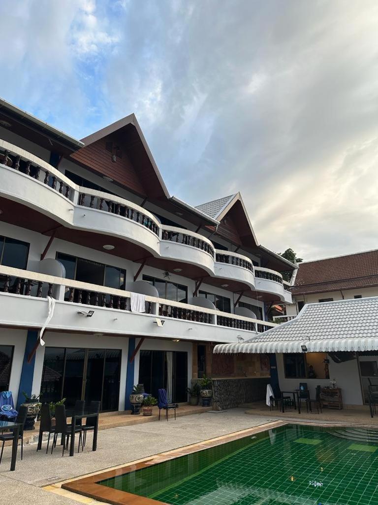 Aksarai Hotel Patong Exterior photo