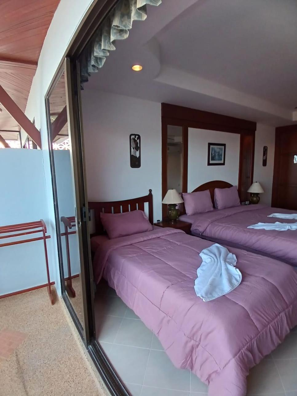 Aksarai Hotel Patong Exterior photo
