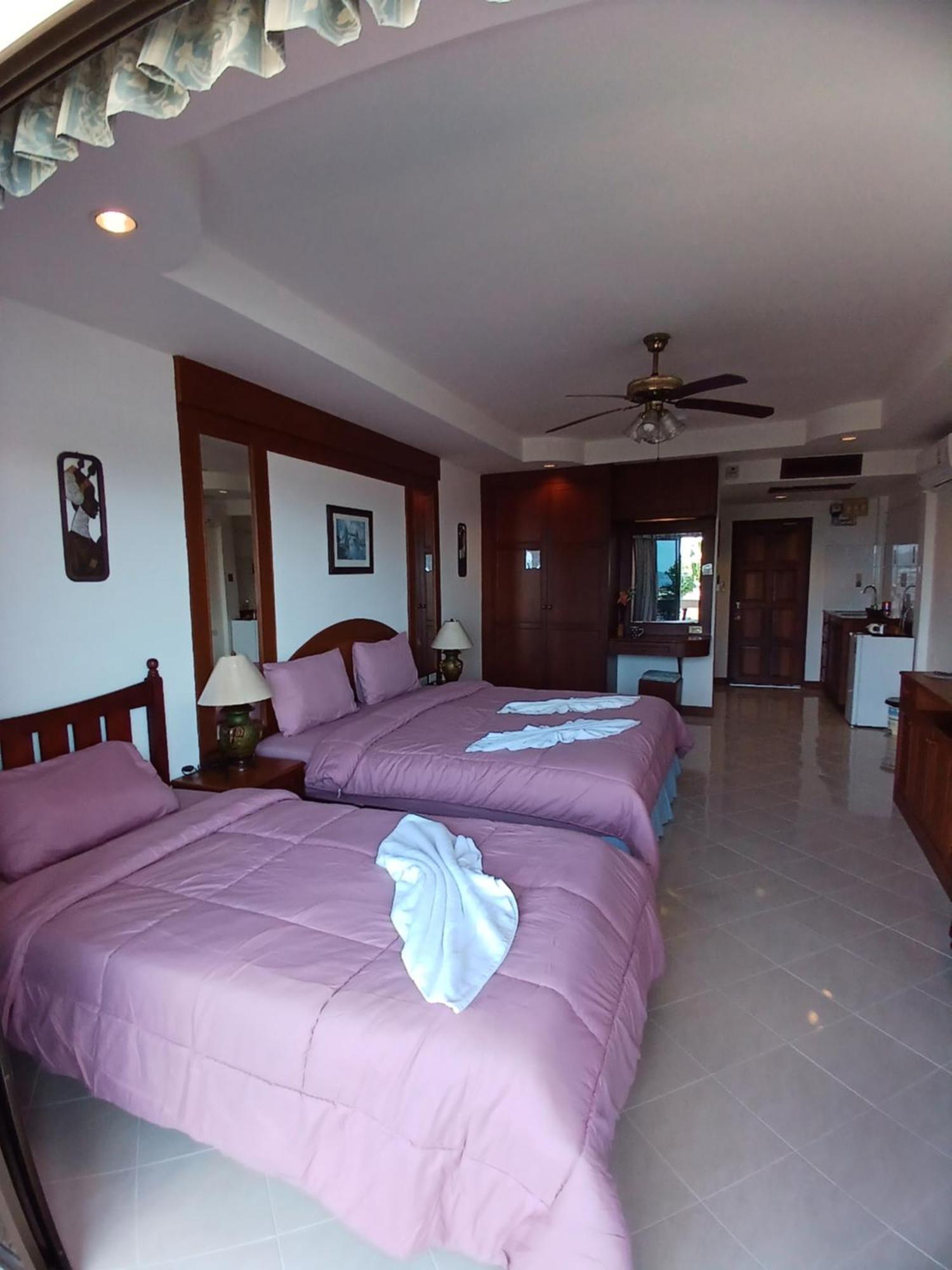 Aksarai Hotel Patong Exterior photo