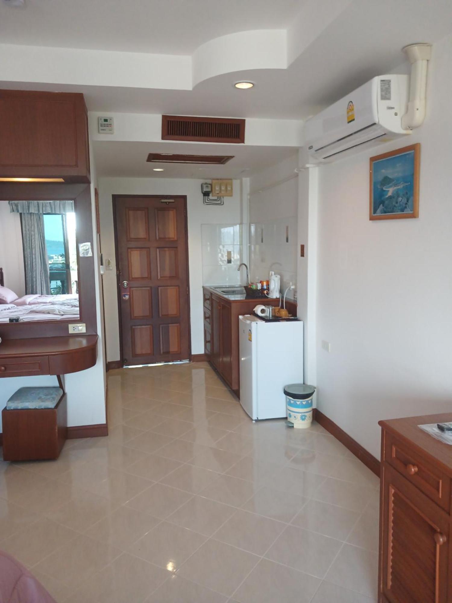 Aksarai Hotel Patong Exterior photo