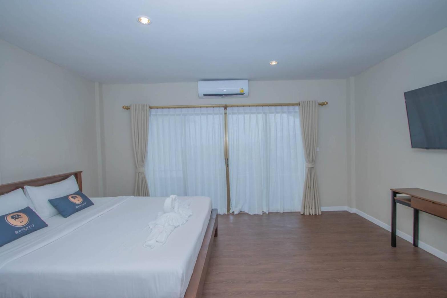Aksarai Hotel Patong Exterior photo